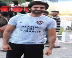 Besides acting, he is also a good football and tennis player.